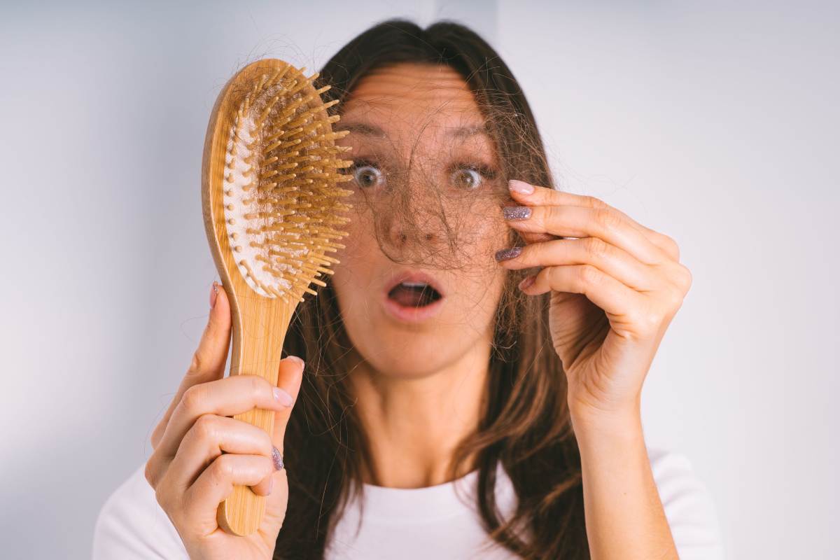 Ragazza sconvolta dalla quantità di capelli sulla spazzola
