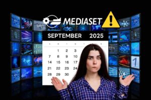 Schermi, logo Mediaset e calendario con allarme, donna sconcertata