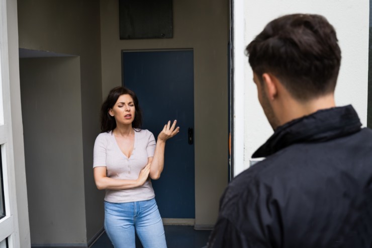 donna alla porta parla con uomo
