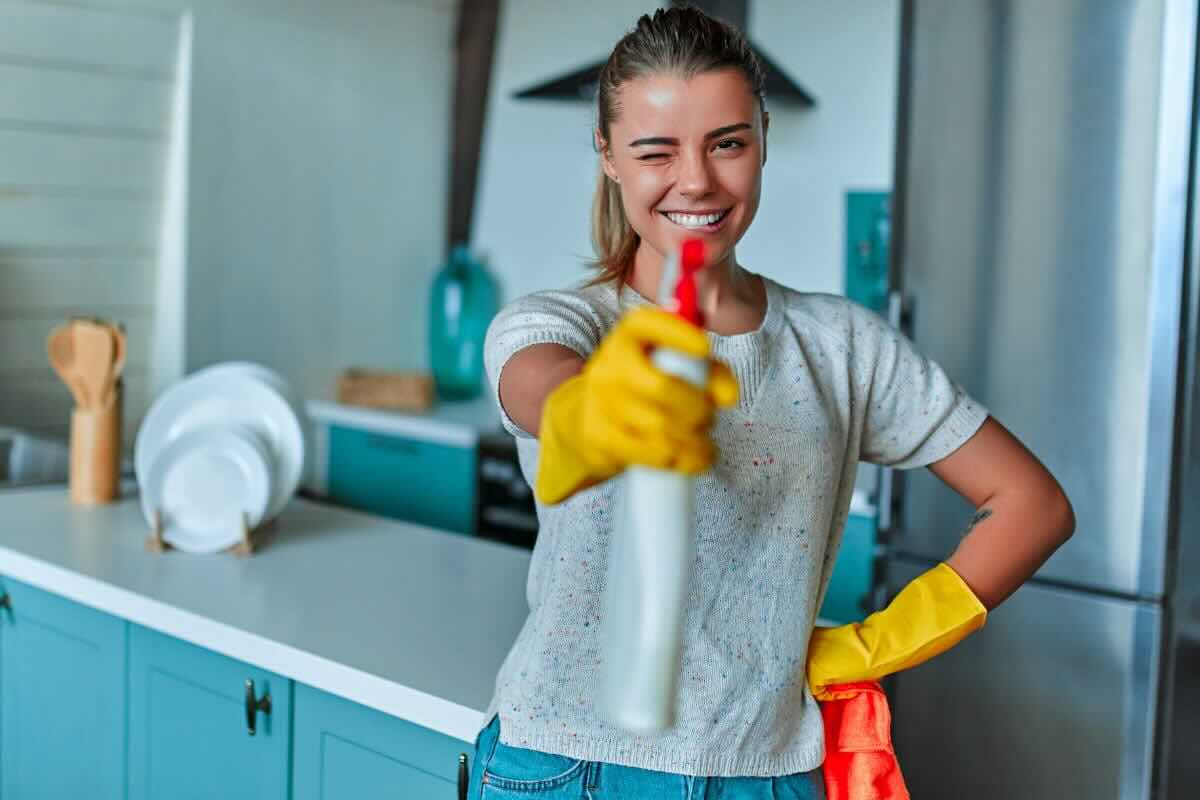 Donna con prodotto spray che spruzza verso camera