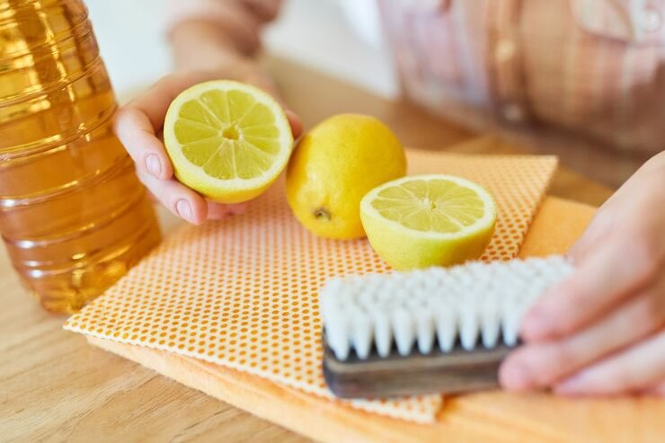 Limone, spazzola, bottiglia liquido giallo