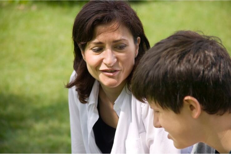 Mamma parla al figlio