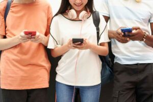 Bambini con cellulare in mano