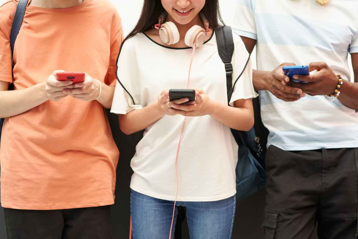 Bambini con cellulare in mano