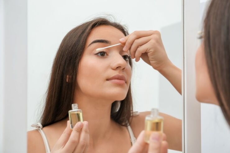 Applicare olio su ciglia 