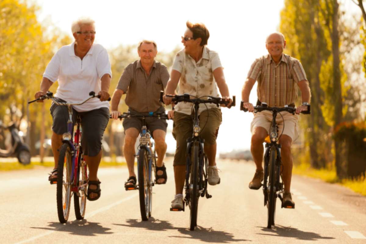 anziani felici in bicicletta