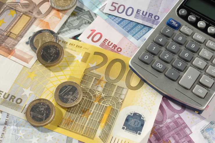 banconote e monete euro con calcolatrice