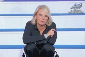 maria de filippi nello studio di uomini e donne